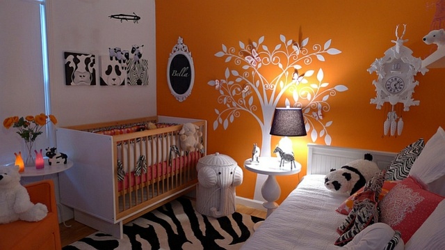bébé chambre arbre blanc mur orange zebre