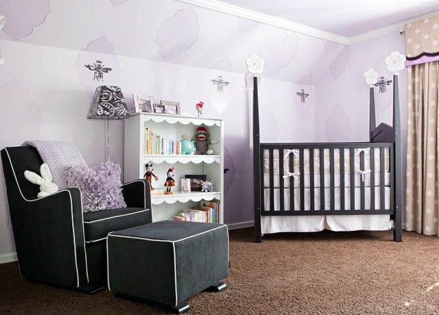 bébé chambre fauteuil noir lit violet lilas