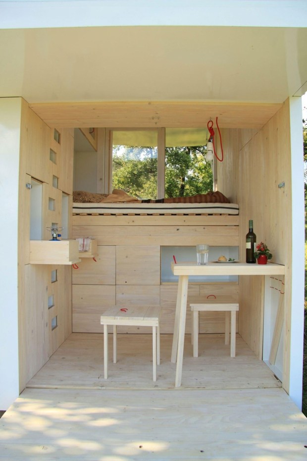 cabane est refuge aménagé lit intégré table espaces rangement