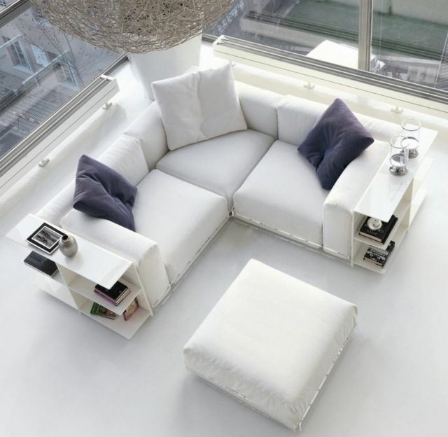 canapé d'angle blanc table coussins baie vitre moderne