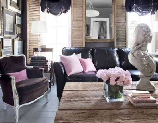 canape cuir noir coussins decoratifs rose table bois