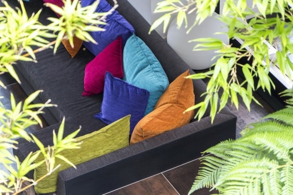 canape moderne coussins colores