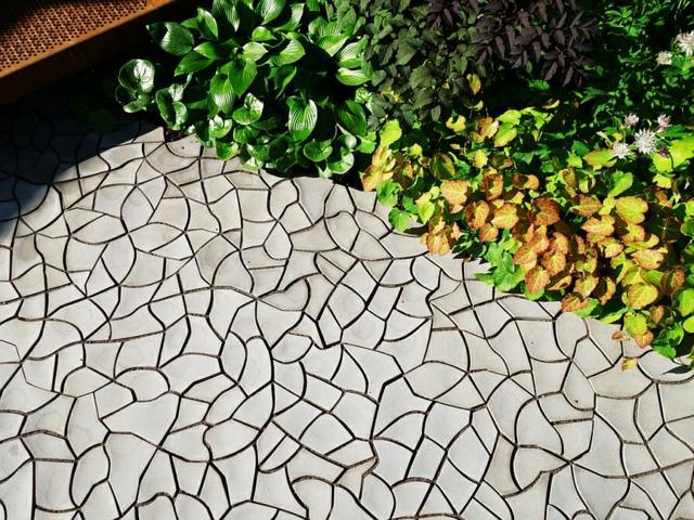carrelage craquelé surface concave parfait pour jardins