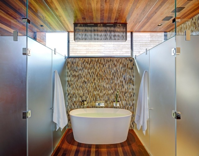 carrelage-salle-bains-mosaïque-murale-bleige-blanc-marron-originale-revêtement-plafond-bois-acajou