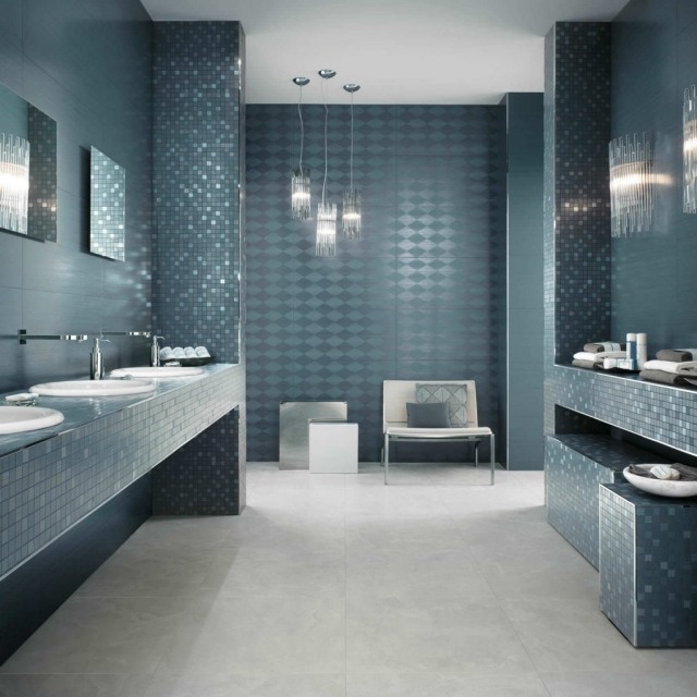 carrelage-salle-bains-mosaïque-murale-bleu-accents-blancs-originaux mosaïque