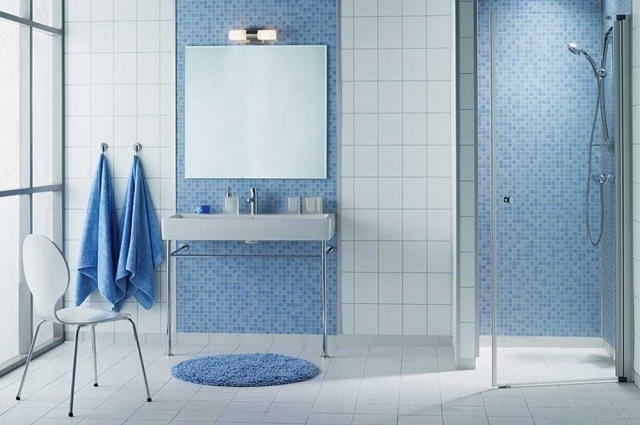 carrelage-salle-bains-mosaïque-murale-bleu-clair-miroirs-meuble-vasque-blancs carrelage salle de bains