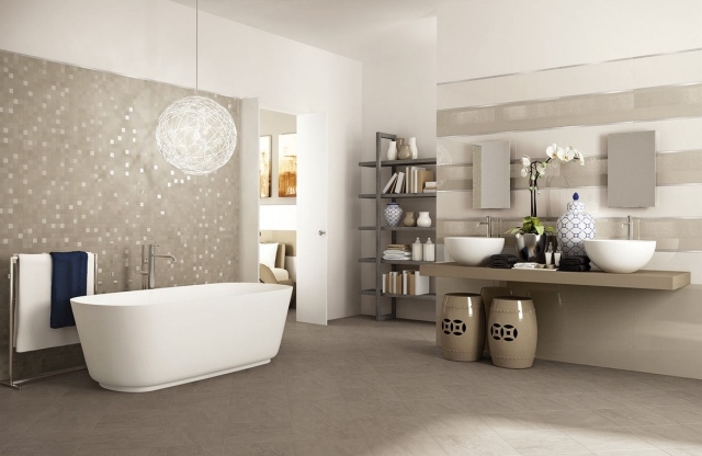 carrelage-salle-bains-mosaïque-murale-geis-clair-accents-blancs-brillants-baignoire-blanche carrelage salle de bains