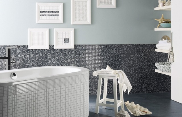 carrelage-salle-bains-mosaïque-murale-gris-foncé-blanc-baignoire-blanche carrelage salle de bains