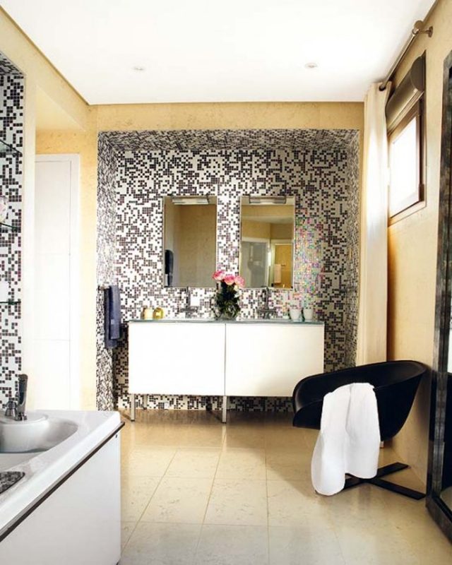 carrelage-salle-bains-mosaïque-murale-noir-blanc-fauteuil-noir-meuble-vasque-blanc carrelage salle de bains