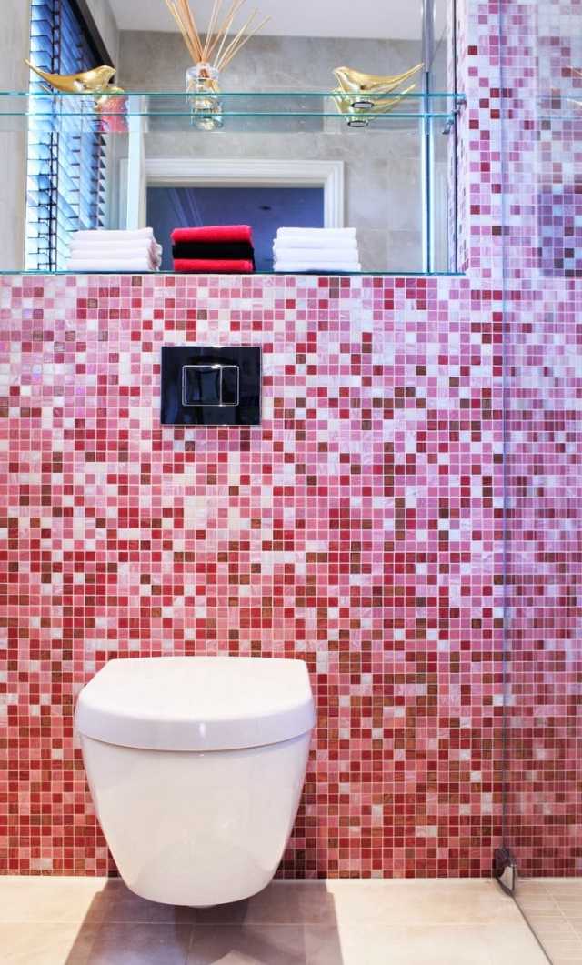 carrelage-salle-bains-mosaïque-murale-rose-blanc-cuvette-suspendue-blanche carrelage salle de bains