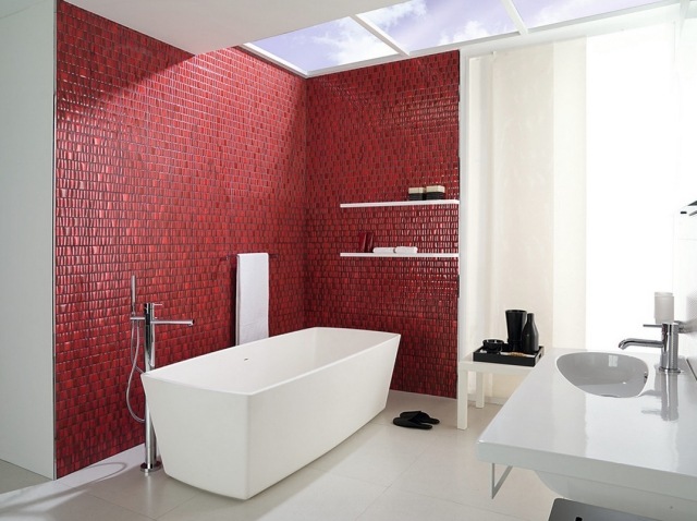 carrelage-salle-bains-mosaïque-murale-rouge-baignoire-blanche-design-élégant carrelage salle de bains