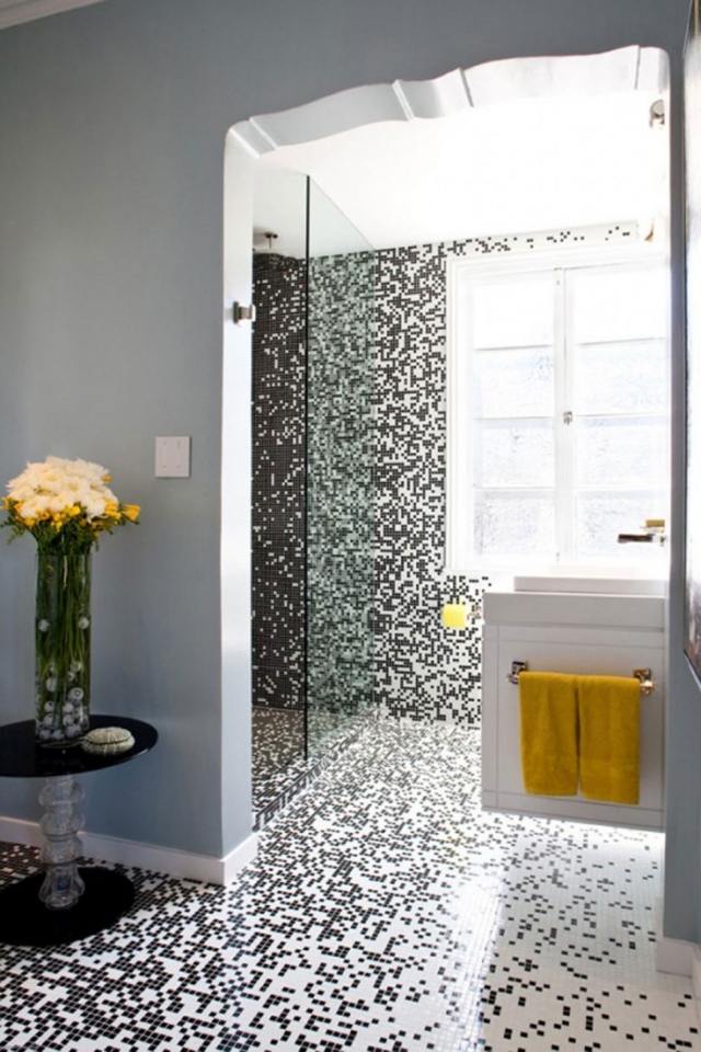 carrelage salle de bain noir blanc jaune idée déco florale