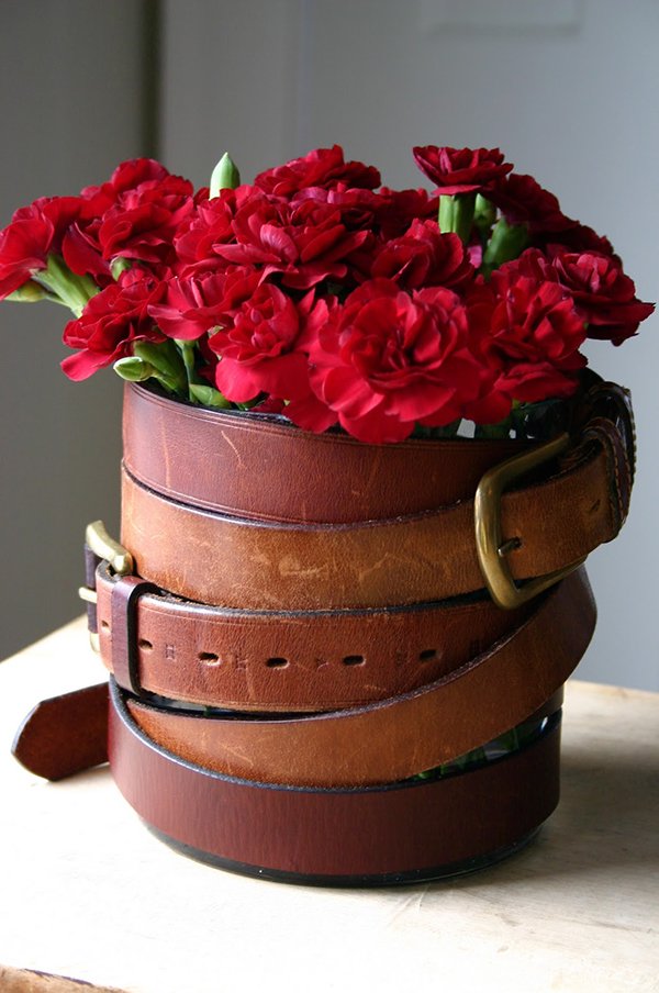 ceintures cuir autour conteneur fleurs