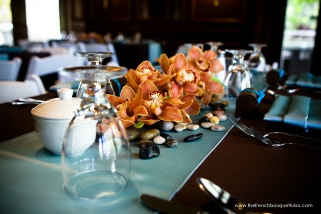 centre table mange composition florale orchidees oranges