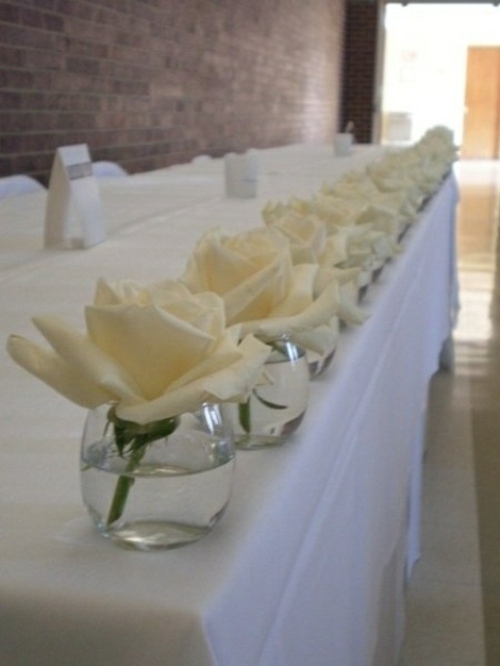 centre table roses blanches