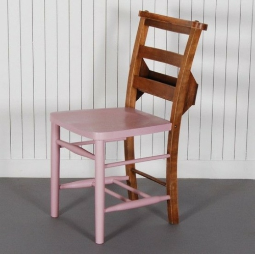 chaise bois dont seulement devant est peint
