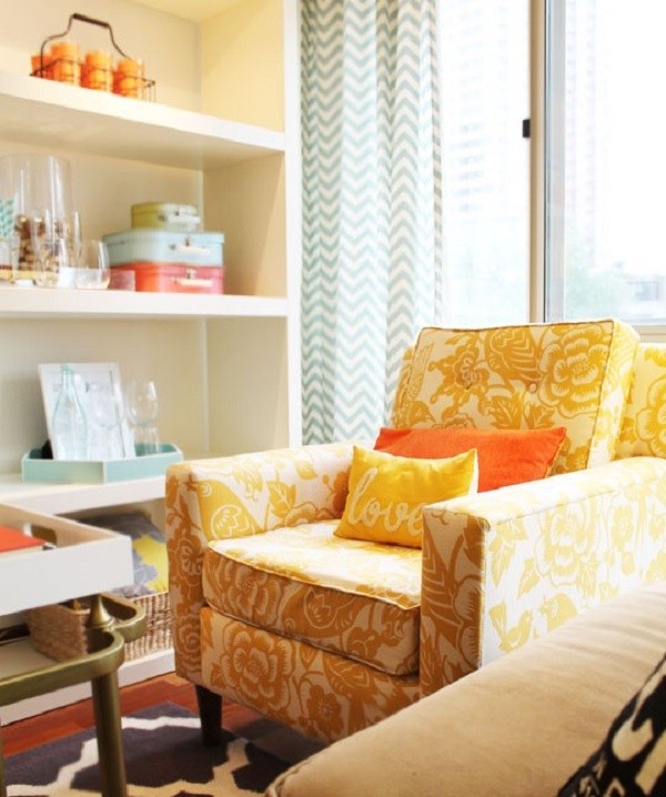 Couvre chaise DIY chaise jaune motifs floraux coussins