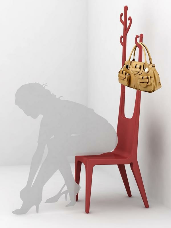 chaise porte manteau sac rouge