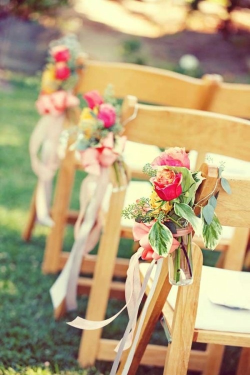 chaises bois parées bouquets de fleurs