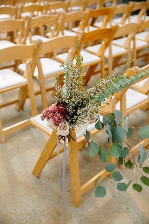chaises long allée embellies fleurs branches