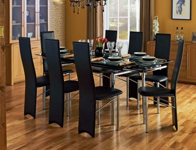 chaises noires design salle à manger