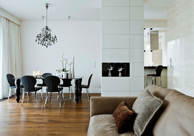chaises noires lustre glamour ressortent intérieur blanc