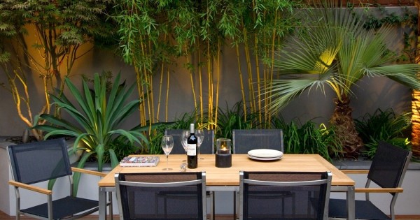 chaises noires table bois jardin sur toit