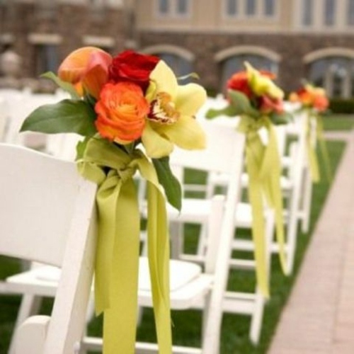 chaises ornées de fleurs et rubans