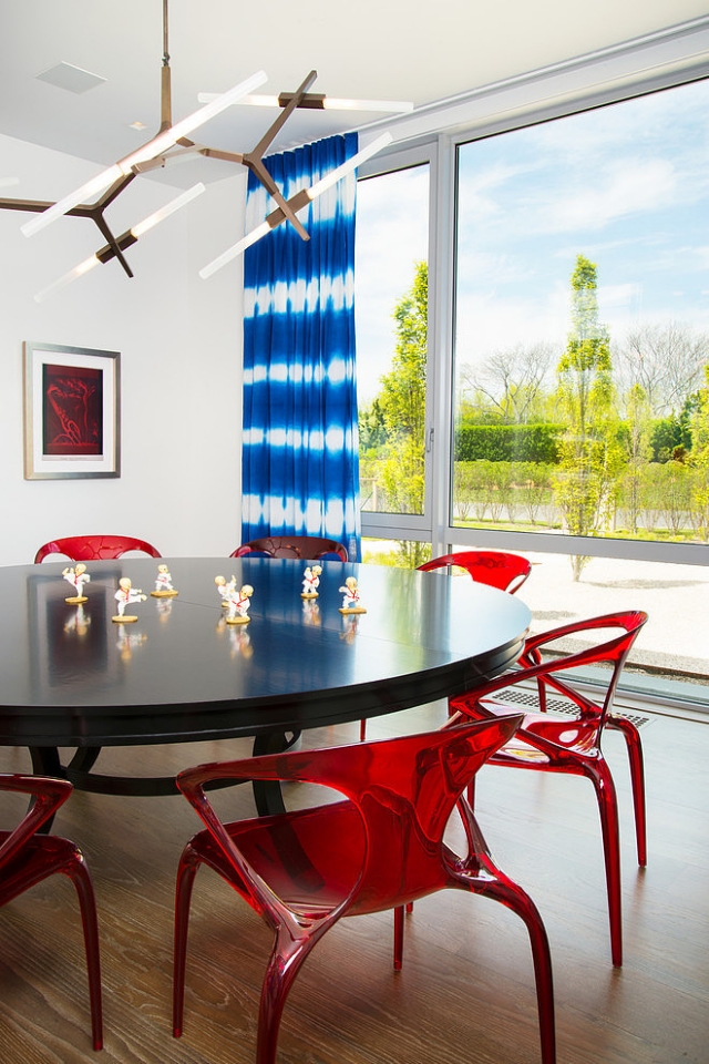 chaises-salle-manger-rouges-plastique-luminaire-design