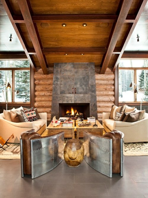 chalet interieur moderne fauteuil design metal toit travee cheminee bois canape rondin séjour