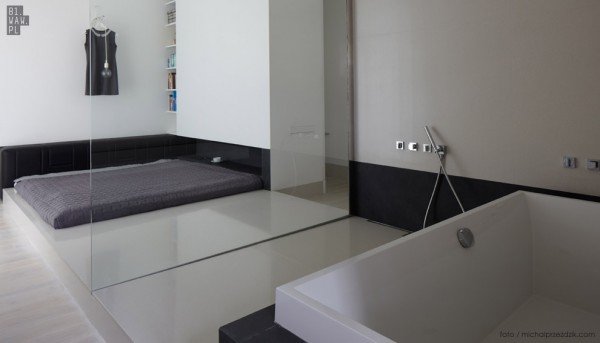 lit sur terre chambre minimaliste et simple avec salle de bains ouverte