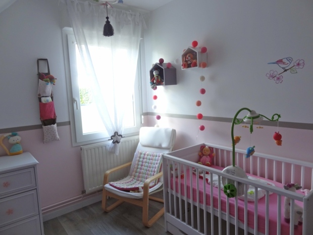 chambre bébé fille accessoires accents roses