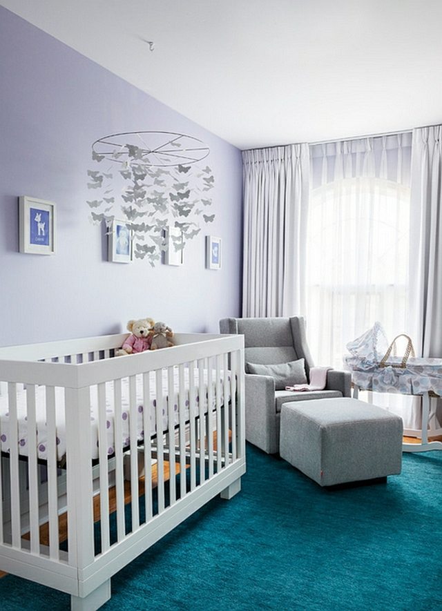 chambre bébé mobile bleu tabouret blanc lit