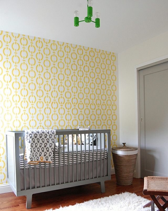 chambre bébé papier peint jaune lit chaine
