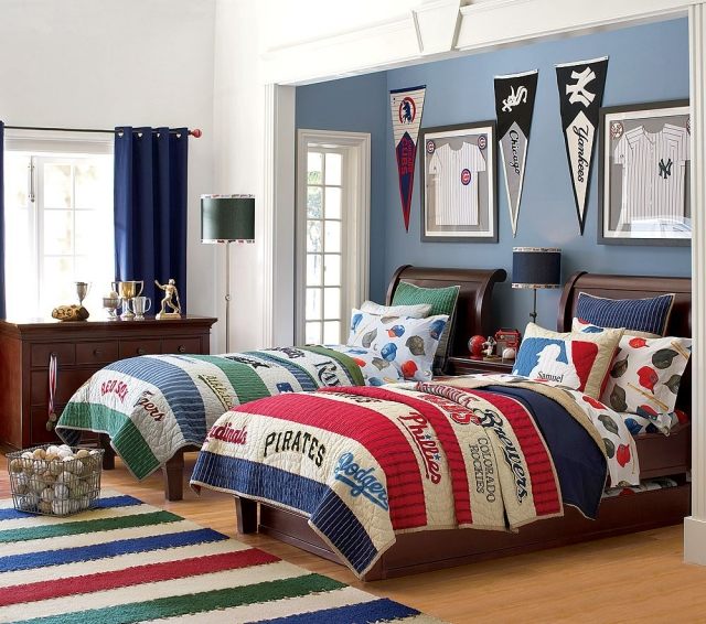 chambre-garçon-idée-de-décoration-originale-lits-jumeaux-baseball