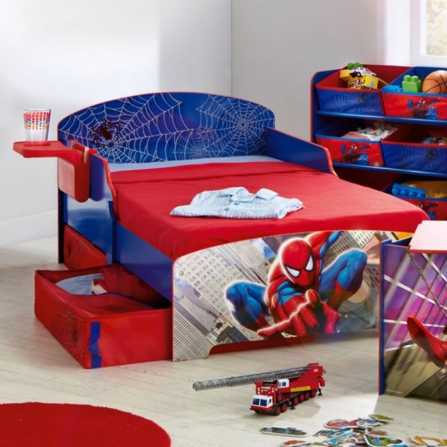 chambre-garçon-idée-de-décoration-originale-thème-spider-men-lit