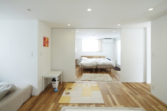 chambre-japonaise-minimaliste-portes-coulissantes