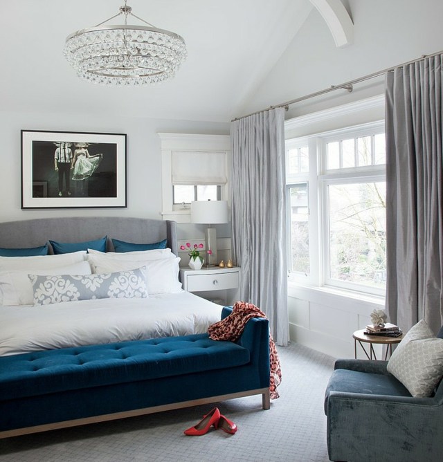 chambre luxe blanc colonial bleu chaussure rouge lustre rideau