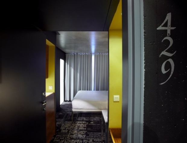 hôtel à paris chambre moderne décorée noir et jaune