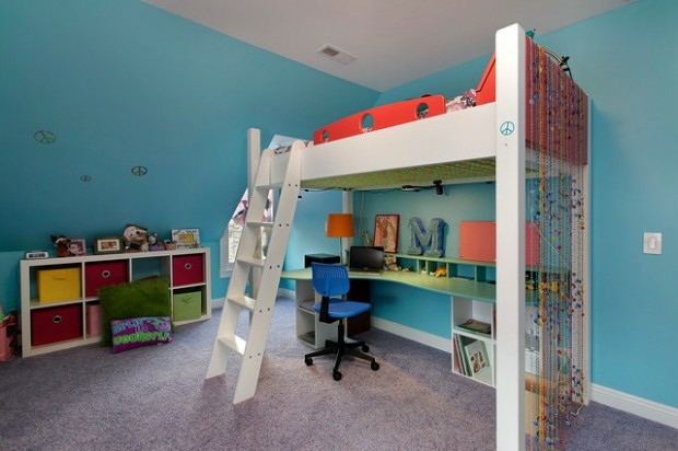 chambre multicolore avec lit mezzanine