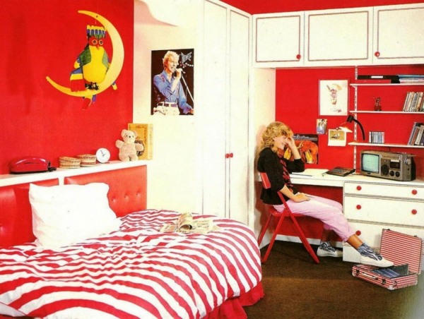 chambre rétro rouge blanc décoration