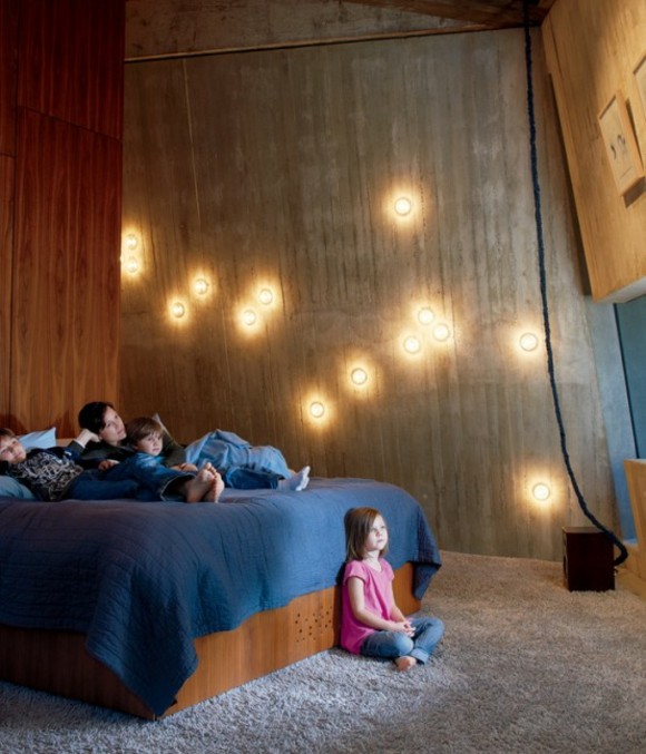 chambre tonalités chaleureuses lampes intégrées mur béton