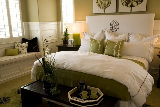 chambre-zen-idées-atmosphère-chambre-coucher-accents-vert-clair-bois-sombre-coussins-décoratifs chambre zen