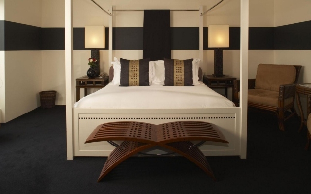 chambre-zen-idées-atmosphère-chambre-coucher-lit-blanc-bois-mobilier-bois-accents-noir-blanc-marron