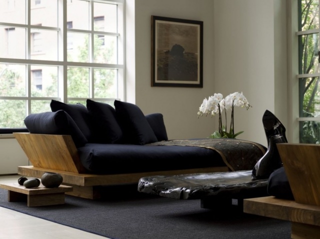 chambre-zen-idées-atmosphère-chambre-coucher-lit-bois-table-basse-noire-coussins-décoratifs-orchidée-blanche