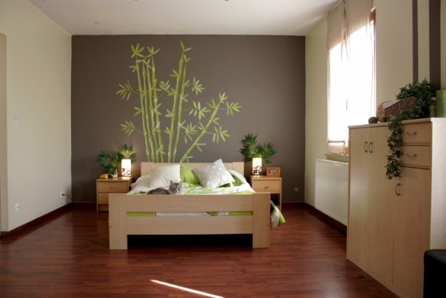 chambre-zen-idées-atmosphère-chambre-coucher-papier-peint-gris-motifs-bambou-linge-lit-blanc-vert-pâle chambre zen