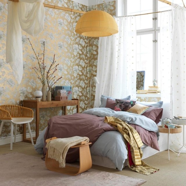 chambre-zen-idées-atmosphère-chambre-coucher-papier-peint-or-motifs-floraux-blancs-suspension-papier-mobilier-bois