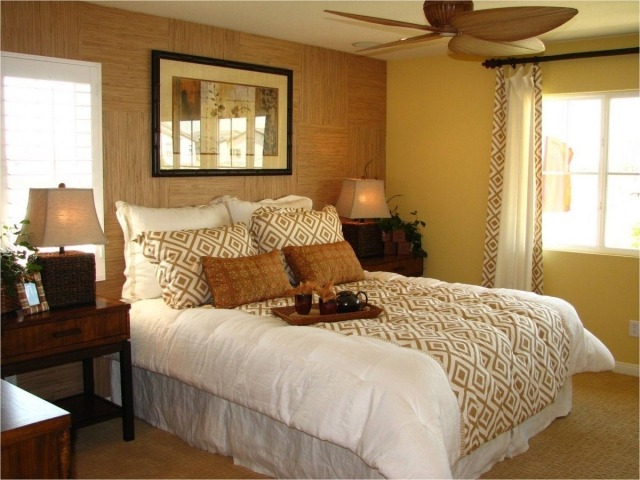 chambre zen chambre-zen-idées-atmosphère-chambre-coucher-ventilateur-accents-marron-clair-blanc-mobilier-bois