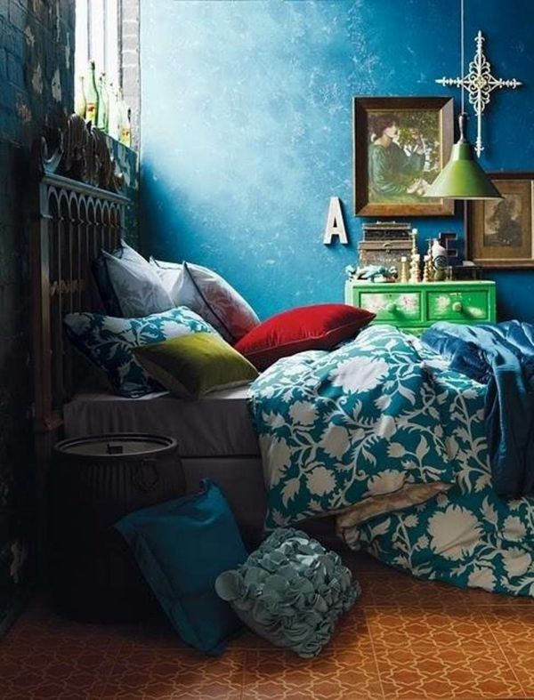 chambre à coucher bohème mur bleu marine