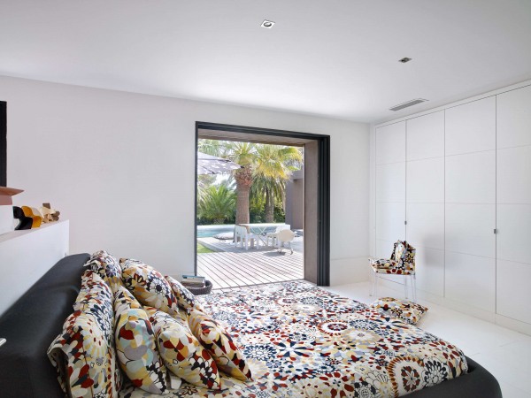 chambre à coucher minimaliste avec duvet multicolore